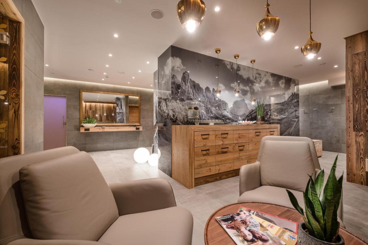 Mondi Hotel Tscherms Bagian luar foto