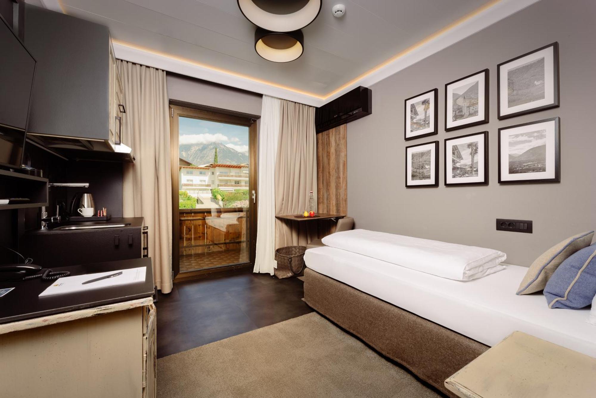 Mondi Hotel Tscherms Bagian luar foto
